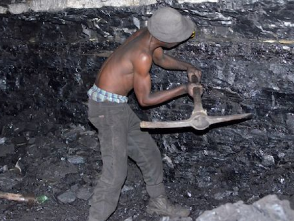 A small-scale miner illegally digs coal from an abandoned, former Anker Coal operation just outside Ermelo, Mpumalanga. Image by Mark Olalde. South Africa, 2017. A small-scale miner illegally digs coal from an abandoned, former Anker Coal operation just outside Ermelo, Mpumalanga. Image by Mark Olalde. South Africa, 2017.