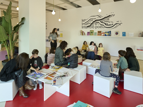 Families playing in the reading and family space of the MACBA Collection