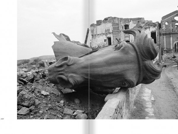 Selection from the catalogue 'Francesc Torres. Da capo', pages 27 and 28