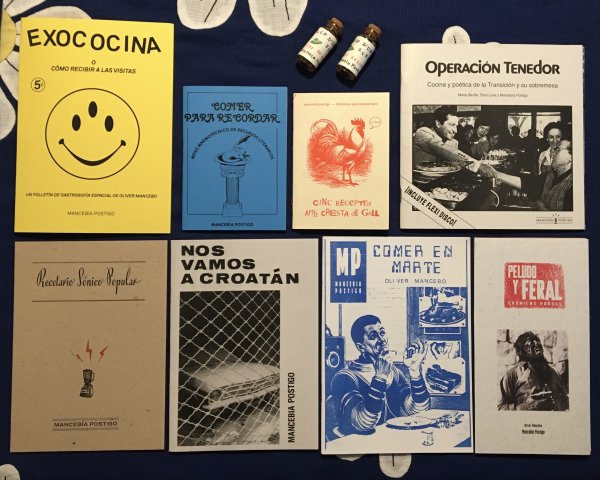 Llibres i dos pots de pastilles per l'actvitat El que pot un llibre