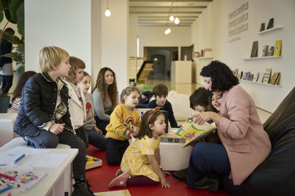 Familias en el espacio de lectura y familiar de la Coleción MACBA