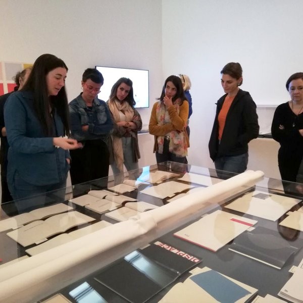 Visita a "Muestreo #3. antibooks" con Estel Fabregat, comisaria de la exposición. Foto: Paloma Gueilburt Visita a "Muestreo #3. antibooks" con Estel Fabregat, comisaria de la exposición. Foto: Paloma Gueilburt