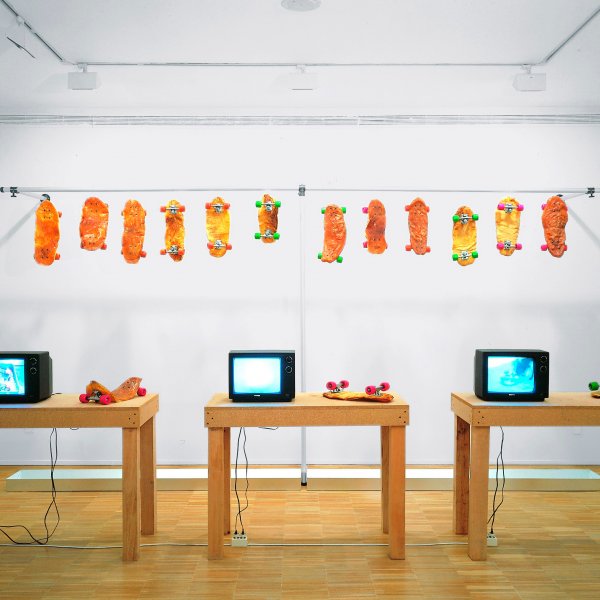José Antonio Hernández-Díaz. "La Hermandad", 1994. Video instal·lació. Col·lecció La Caixa