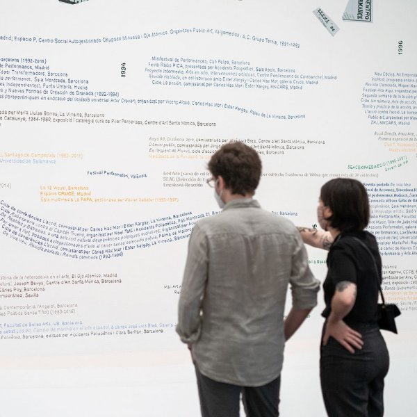 Vistes de sala de l'exposició "Acció. Una història provisional dels 90". Foto: Miquel Coll
