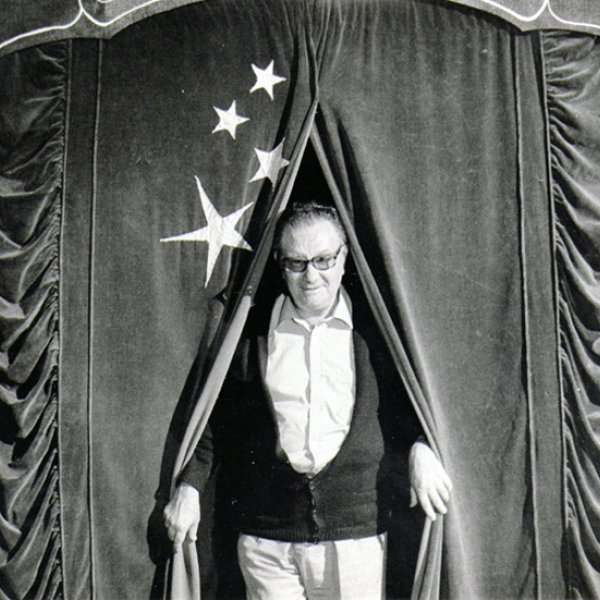 “Joan Brossa a la II Fira de Teatre de Tàrrega, 1982”. Fotografia de Jaume Maymó