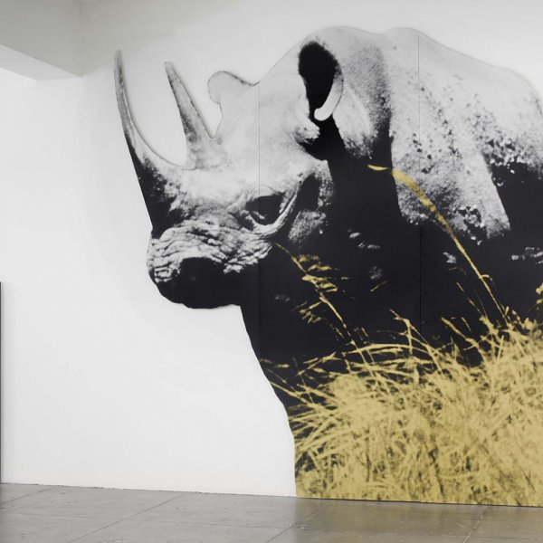 Dwarf and Rhinoceros (With Large Black Shape) With Story Called Lamb© John Baldessari, 2015 Vista de la instal·lació a la Marian Goodman Gallery, Nova York, 27 de juny -23 d’agost, 2013. Cortesia de l’artista i de Marian Goodman Gallery. Photo: Ellen Page Wilson