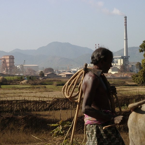 Leah Temper. Refineria de Bauxita de Vedanta en Lanjigarh, Odisha, India.