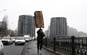 Jordi Colomer "Anarchitekton (Barcelona, Bucarest, Brasilia, Osaka)", 2004