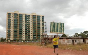 Jordi Colomer "Anarchitekton (Barcelona, Bucarest, Brasilia, Osaka)", 2002-2004