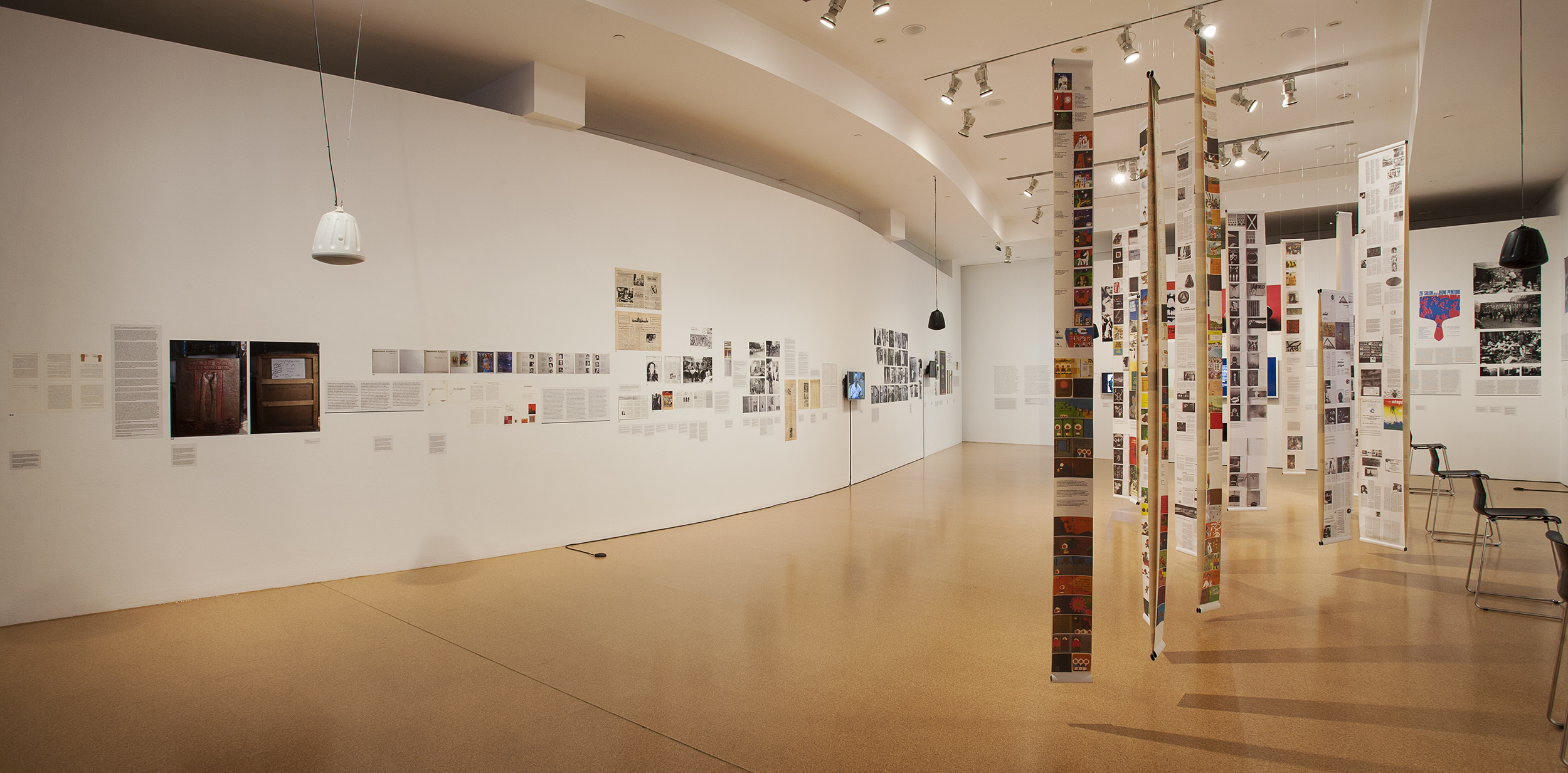 Vistes de l'exposició 'Passat inquiet. Narratives i fantasmes de l’Exposició Internacional d’art en solidaritat amb Palestina, 1978', 2015. Foto: La Fotogràfica