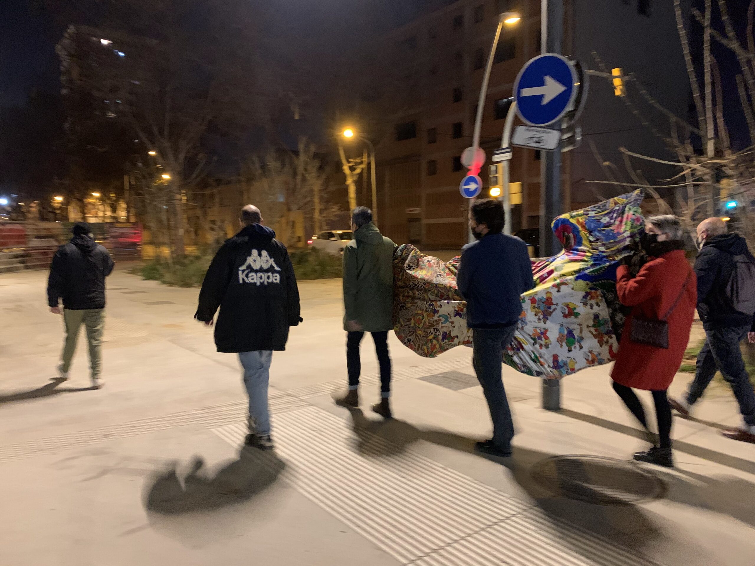 Condicions de treball #1 Transporte de la obra por las calles de Barcelona