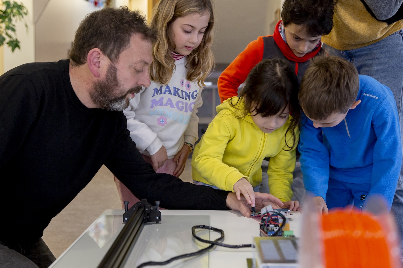 Escola Segarra acollint "Infidel Meridià", de Mariona Moncunill