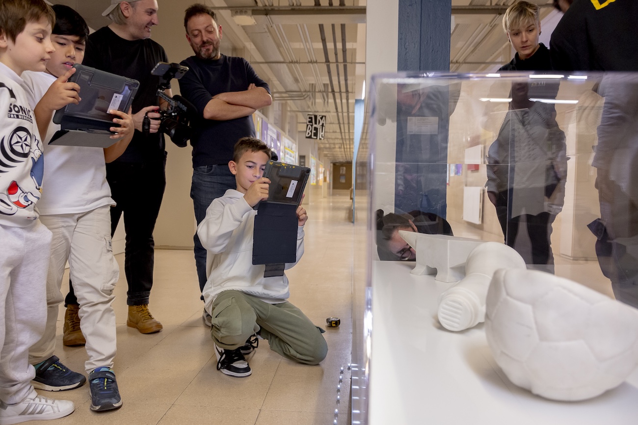 Institut Escola Tres Fonts acollint "Megàfon (Sèrie: “Mirrors”)", de Lluc Baños Aixalà