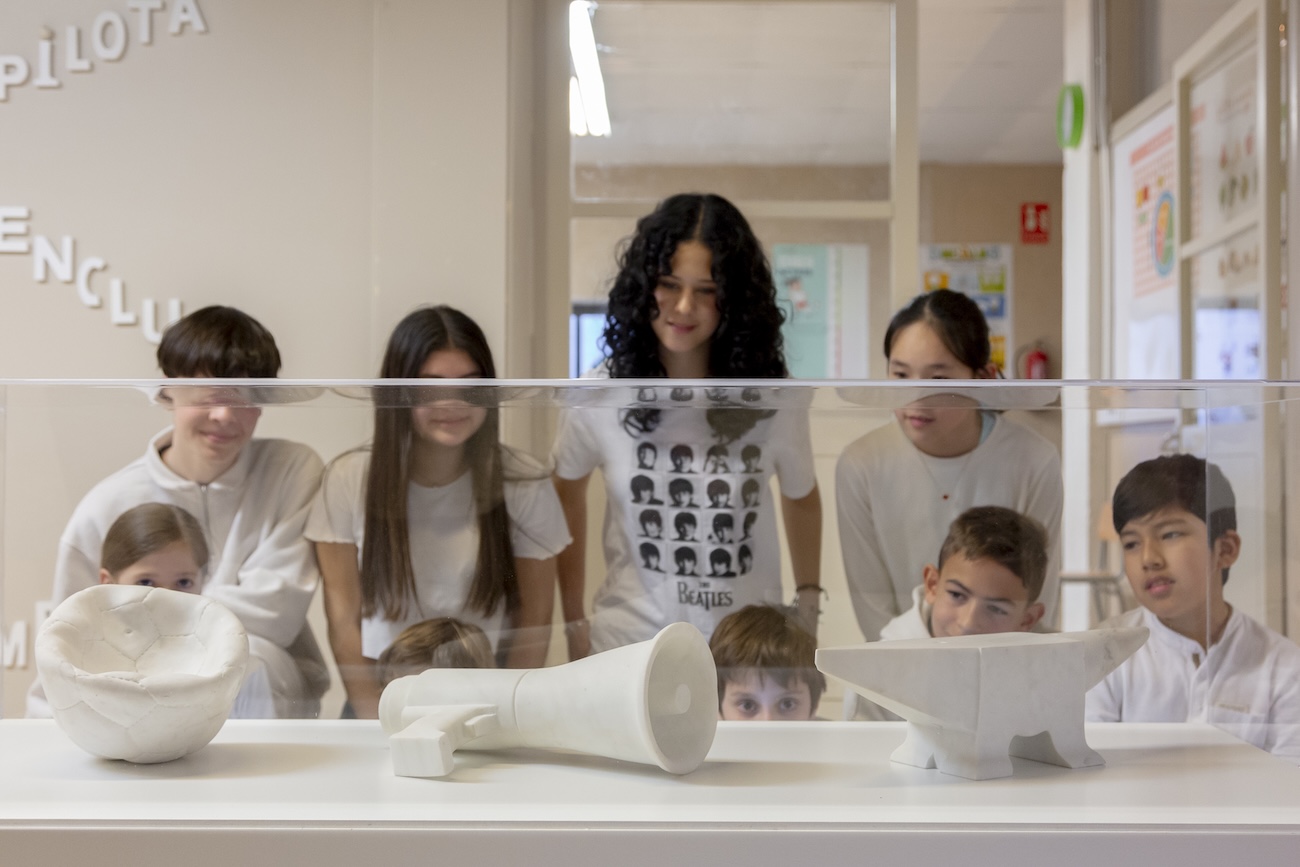 Institut Escola Tres Fonts acollint "Megàfon (Sèrie: “Mirrors”)", de Lluc Baños Aixalà