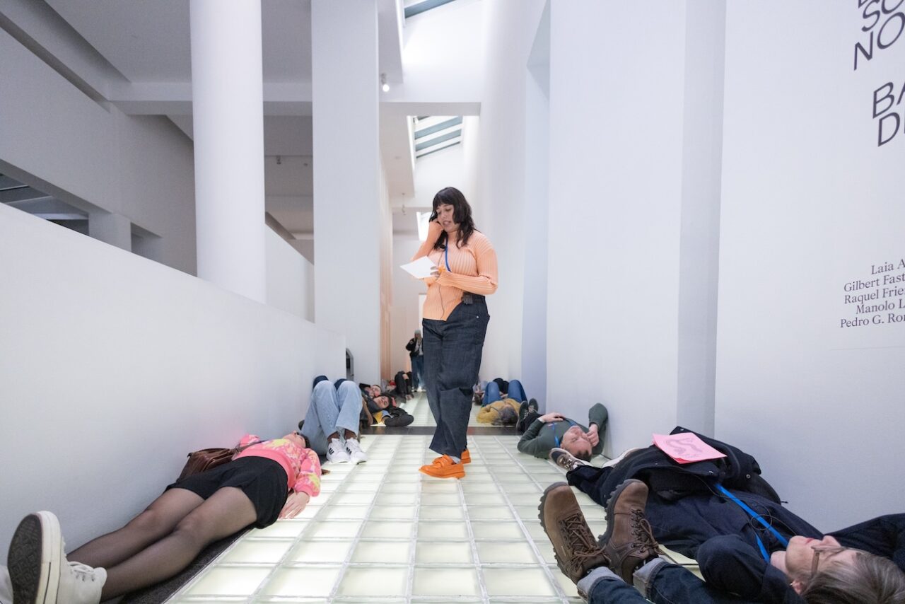 “Rere un plec, la tovesa” amb blanca arias, Eva Fàbregas, Ariadna Guiteras i Alba Mayol. 2025. Foto Dani Cantò © MACBA