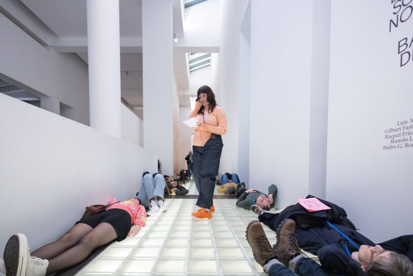 “Rere un plec, la tovesa” amb blanca arias, Eva Fàbregas, Ariadna Guiteras i Alba Mayol. 2025. Foto Dani Cantò © MACBA