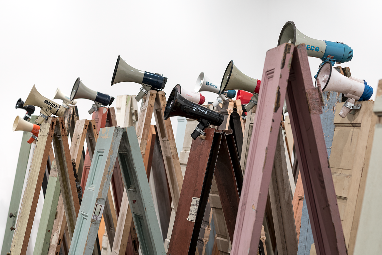 Kader Attia "¡Asesinos, Asesinos! (Assassins, Assassins!)", 2014. Fotografia: © Andrew Curtis. Cortesia de l'Australian Centre for Contemporary Art, ACCA