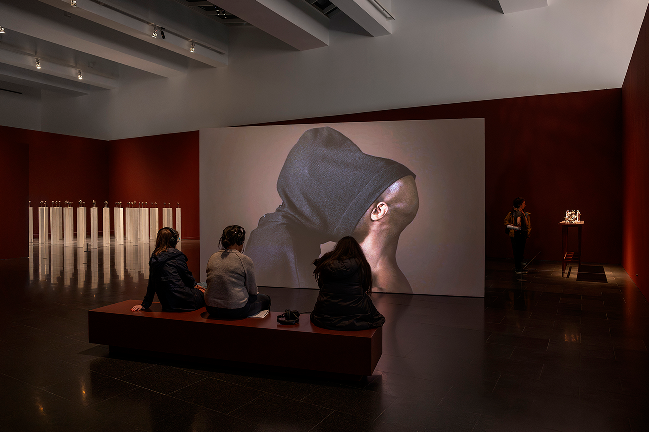 Vistes de l'exposició "Carlos Motta. Pregàries de resistència", 2025. Foto: Roberto Ruiz