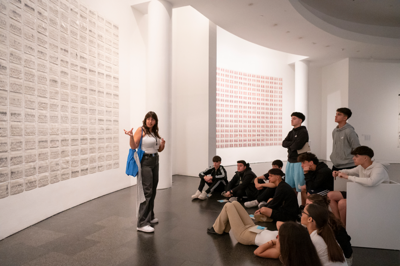 Alumnat durant la visita “Narratives d’una col·lecció”. Foto: Anna Fàbrega.