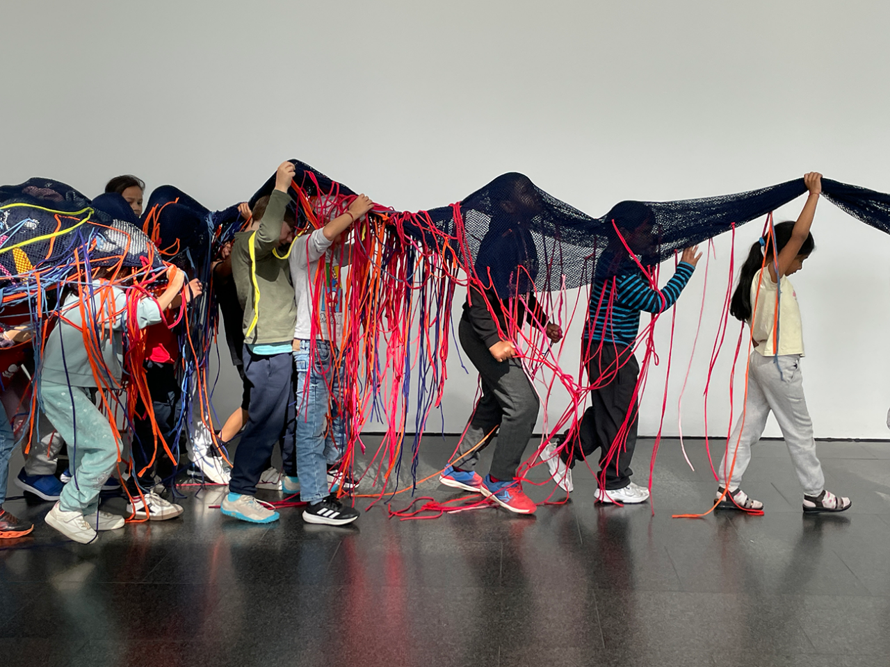 Alumnat de l’Escola Drassanes durant la visita 