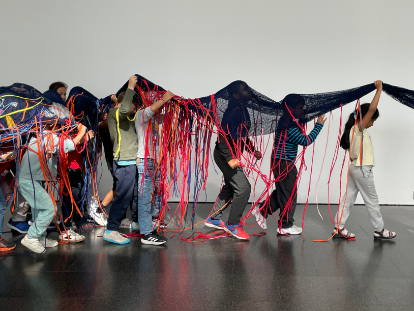 Alumnat de l’Escola Drassanes durant la visita 