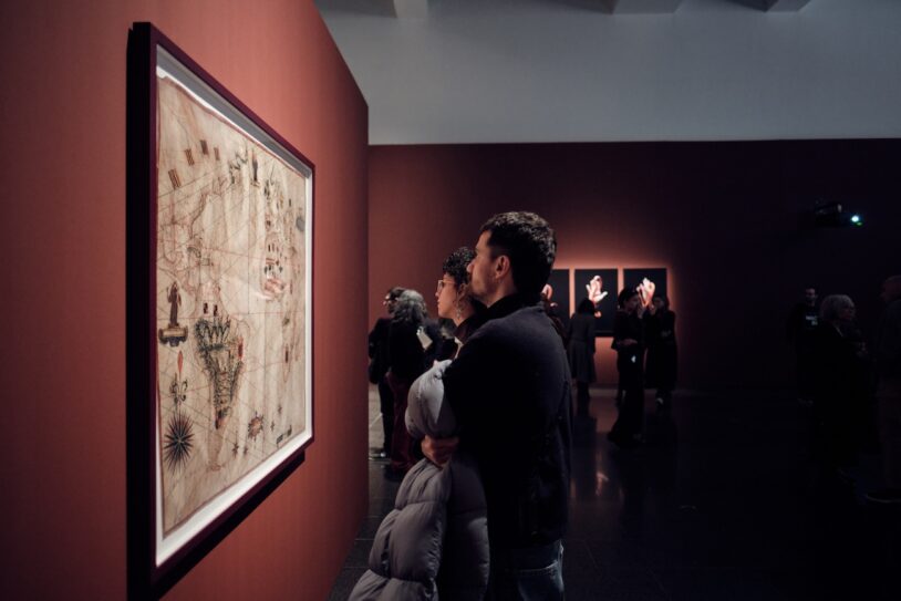 Vistes de "Carlos Motta. Pregàries de resistència" al MACBA. Foto: Miquel Coll, 2025. © MACBA Museu d’Art Contemporani de Barcelona