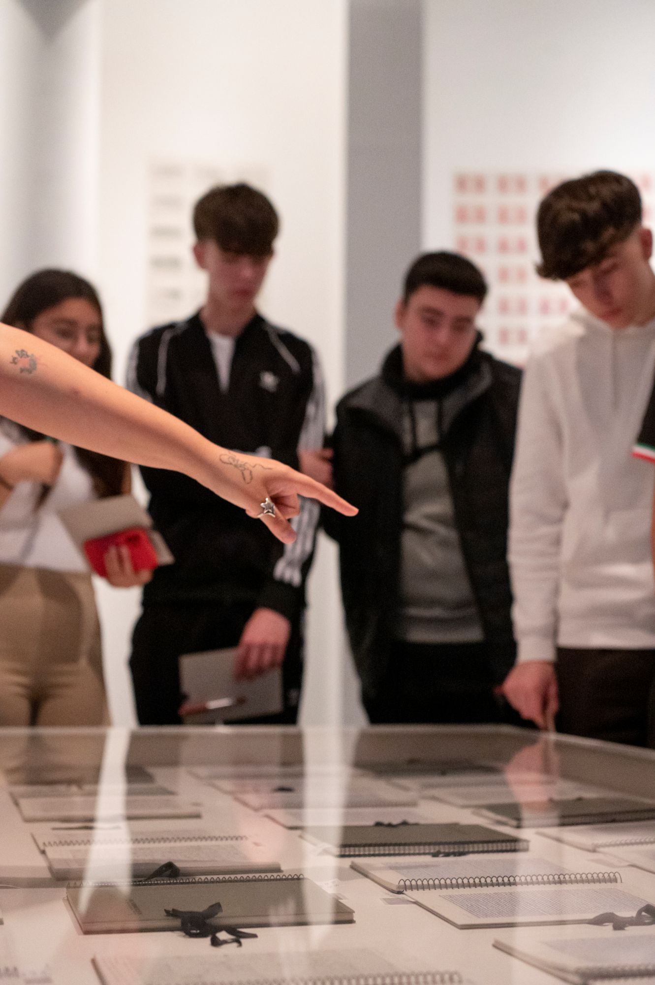 Alumnat de secundària en una visita al museu