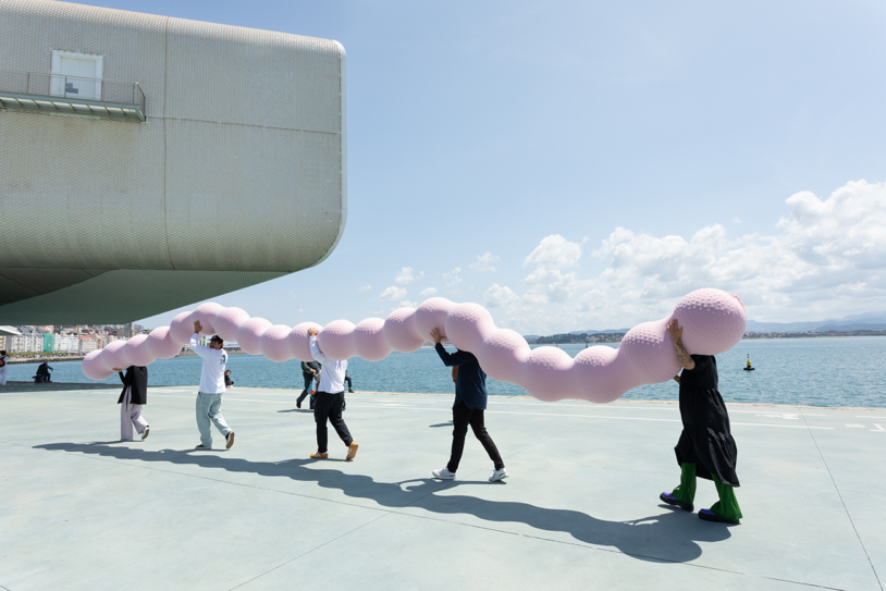 Montaje de la obra "Enredos", de Eva Fàbregas, en la Fundación Botín, Santander, 2023. Foto: Vicente Paredes