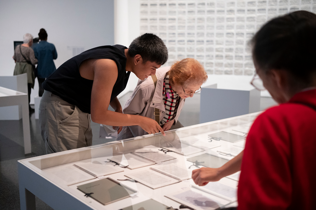 Alumnat de 4t d’ESO de l’IE Elisabets visitant el MACBA amb els usuaris de l’Escola de Salut de Gent Gran del Raval en el marc del projecte Aula MACBA del curs 2022-2023. Foto: Anna Fàbrega