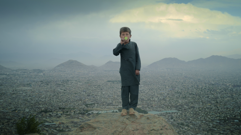 Aziz Hazara "Bow Echo", 2019. Vídeo cinc canals, color, so, 4 min 10 s. Ed. 1/5. Col·lecció MACBA. Consorci MACBA. Donació Fundación Privada Han Nefkens