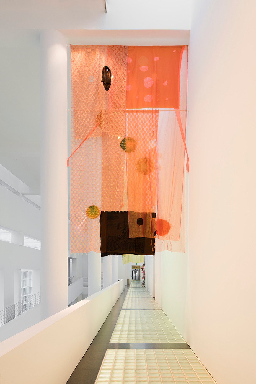 Rosa Tharrats "Uluru", 2021. Col·lecció MACBA. Dipòsit de la Generalitat de Catalunya. Col·lecció Nacional d'Art Contemporani. © Rosa Tharrats. Foto: Roberto Ruiz