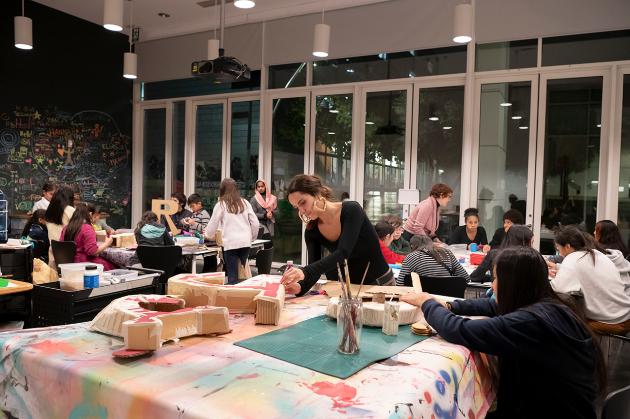 Sessió del grup de joves del curs 2024-2025 amb l’artista Amaia Martín. Foto: Anna Fàbrega