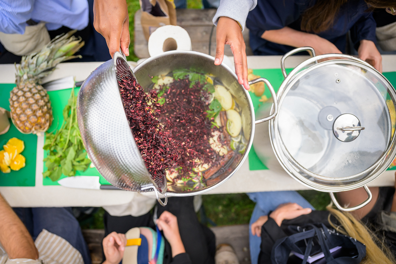 Mans cuinant i agafant olles amb llegums.