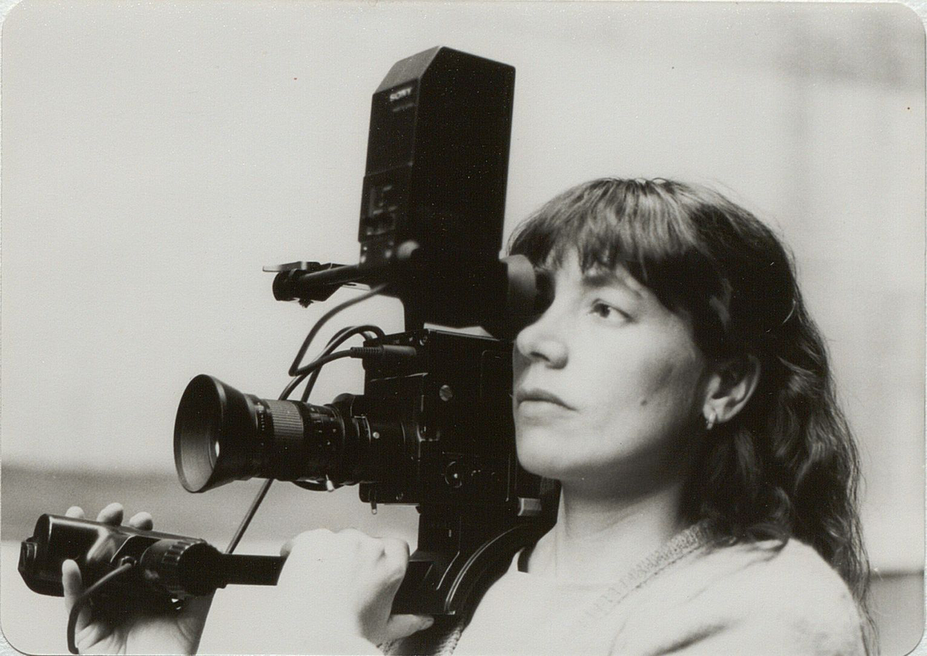 Fotografia de Lluïsa Roca treballant amb un equip d'edició de vídeo, Servei de Vídeo Comunitari, 1983