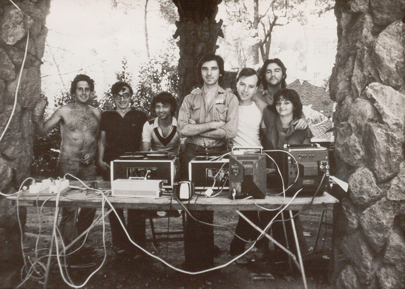 [Fotografia d'integrants del col·lectiu Video-Nou al Parc Güell l'any 1977 durant les Jornades Llibertàries Internacionals], Video-Nou, Servei de Vídeo Comunitari, [1977]. Exposició: 