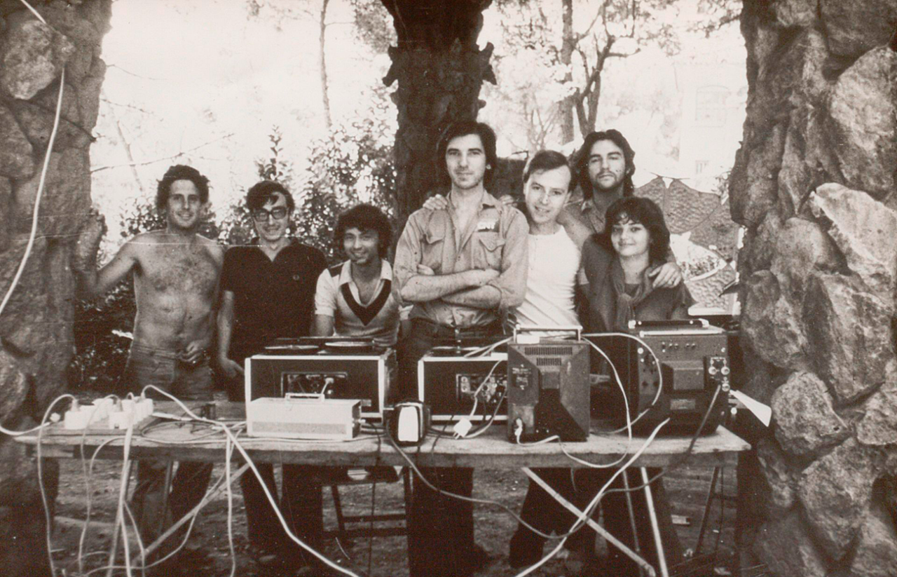 Fotografia d'integrants del col·lectiu Video-Nou al Parc Güell l'any 1977 durant les Jornades Llibertàries Internacionals, Video-Nou, Servei de Vídeo Comunitari, [1977].