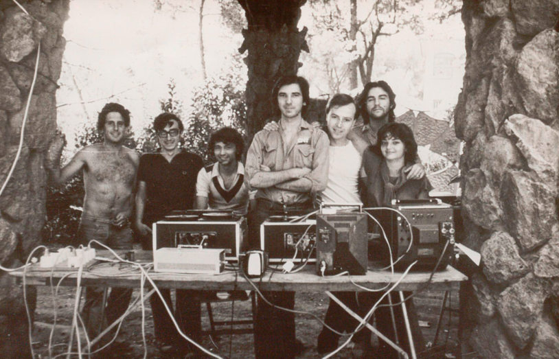 Fotografía de integrantes del colectivo Video-Nou en el Parque Güell el año 1977 durante las Jornadas Libertarias Internacionales, Video-Nou, Servei de Vídeo Comunitari, 1977.