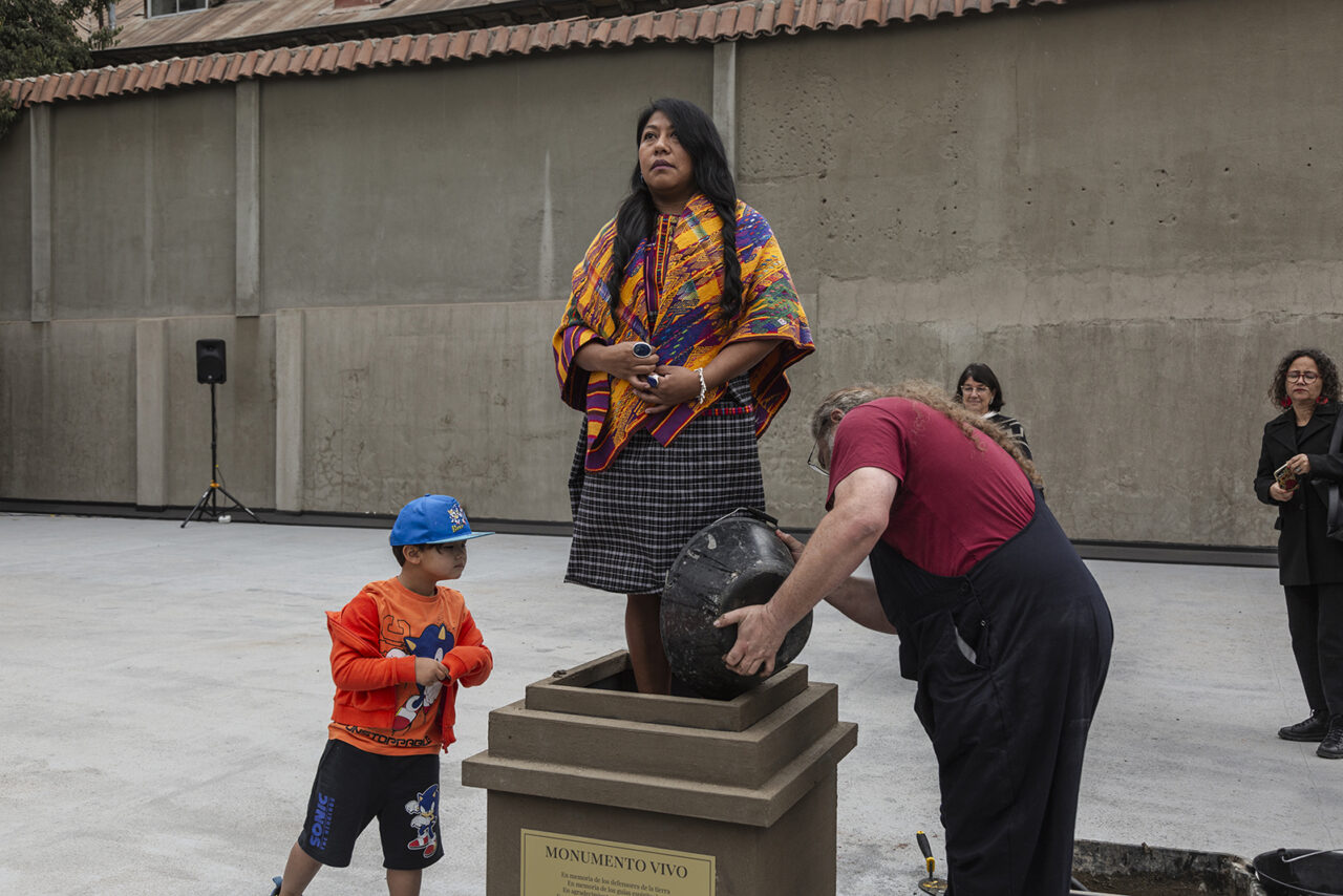 Marilyn Boror Bor, "Monumento vivo" Chile, Guatemala, Honduras