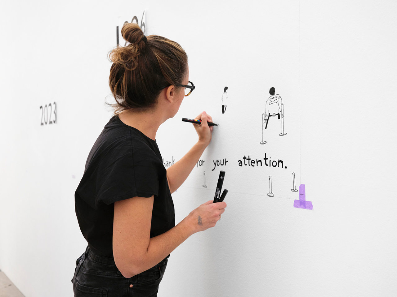 The artist Clara Nubiola is creating, with markers, a mural that captures the chronology of the MACBA's thirty years.