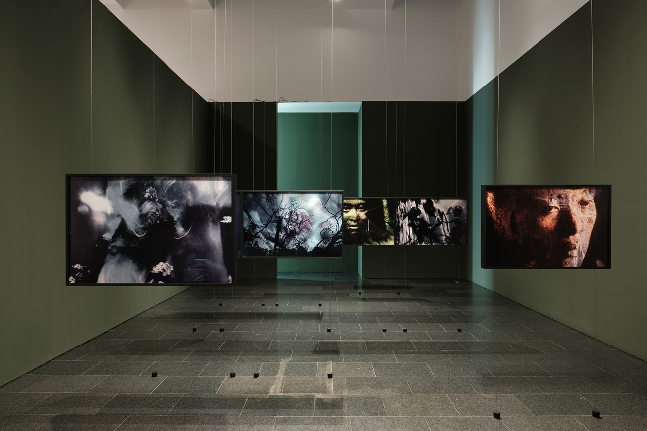 Vistes de l'exposició "Com una dansa d’estornells. Col·lecció MACBA: trenta anys i infinites formes de ser", 2025. Foto: Miquel Coll