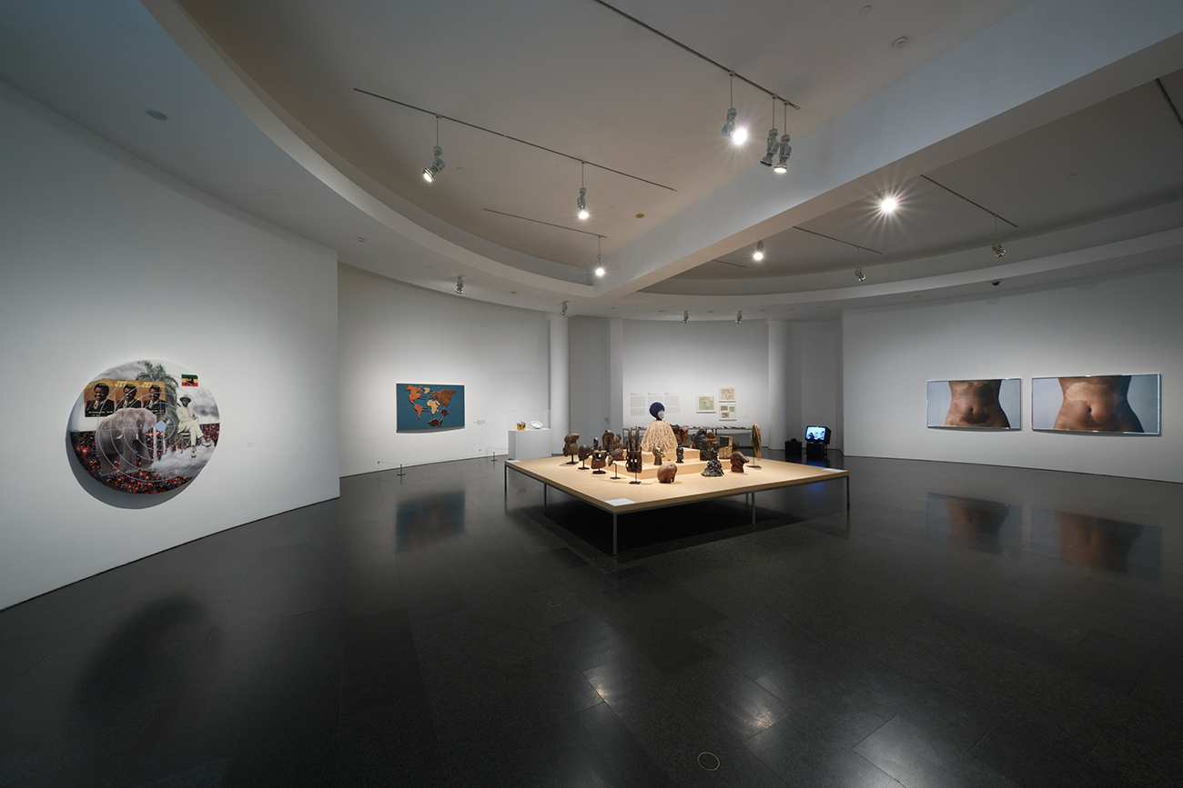 Vistes de l'exposició "Projectar un planeta negre. L’art i la cultura de Panàfrica", 2025. Foto: Miquel Coll