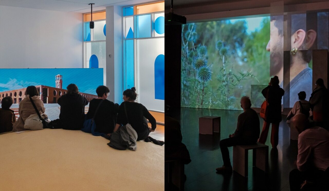 A la izquierda, cinco personas descansan sobre una duna artificial mientras observan el documental The Terminal Beach, proyectado en una pantalla LED. A la derecha, un grupo de visitantes recorre la sala de exposición contemplando las proyecciones del proyecto Prisioneros del Amor, que se despliegan sobre diversas superficies del espacio.