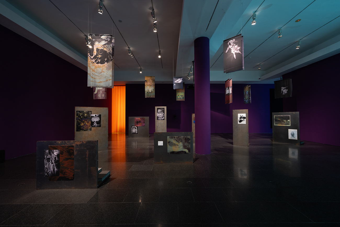 Vistas de la exposición "Basel Abbas y Ruanne Abou-Rahme. Prisioneros del amor. Hasta el sol de la libertad", 2026. Foto: MicoStudio