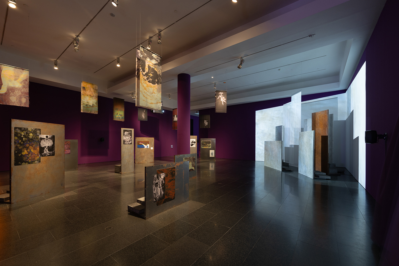 Vistas de la exposición "Basel Abbas y Ruanne Abou-Rahme. Prisioneros del amor. Hasta el sol de la libertad", 2026. Foto: MicoStudio