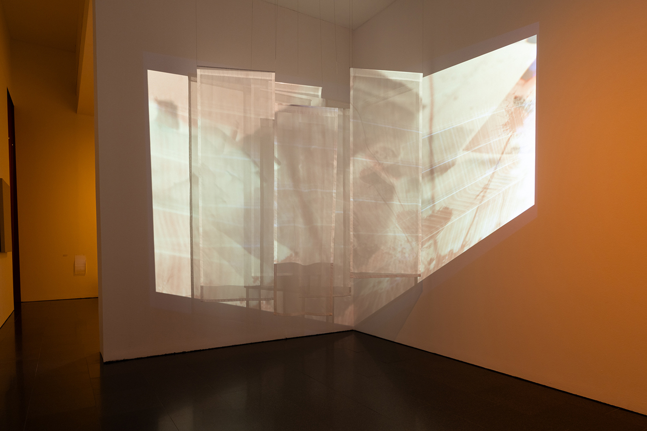 Vistas de la exposición "Basel Abbas y Ruanne Abou-Rahme. Prisioneros del amor. Hasta el sol de la libertad", 2026. Foto: MicoStudio