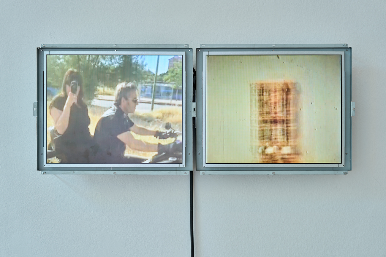 La instal·lació es compon de dues pantalles en diàleg diferenciat que projecten materials audiovisuals. A la pantalla esquerra es mostra l'artista Anna Moreno filmant amb una càmera Super-8 mentre es desplaça amb motocicleta. La pantalla dreta presenta imatges darxiu corresponents al projecte urbanístic La ciutat a lespai, desenvolupat pel Taller d'Arquitectura de Ricardo Bofill.