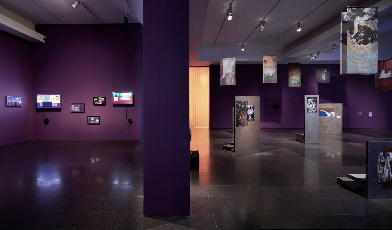 Espai expositiu de la mostra de Basel Abbas i Ruanne Abou-Rahme, on es presenten dues obres: Desktop Performances, a l'esquerra, i Screenshots, a la dreta.