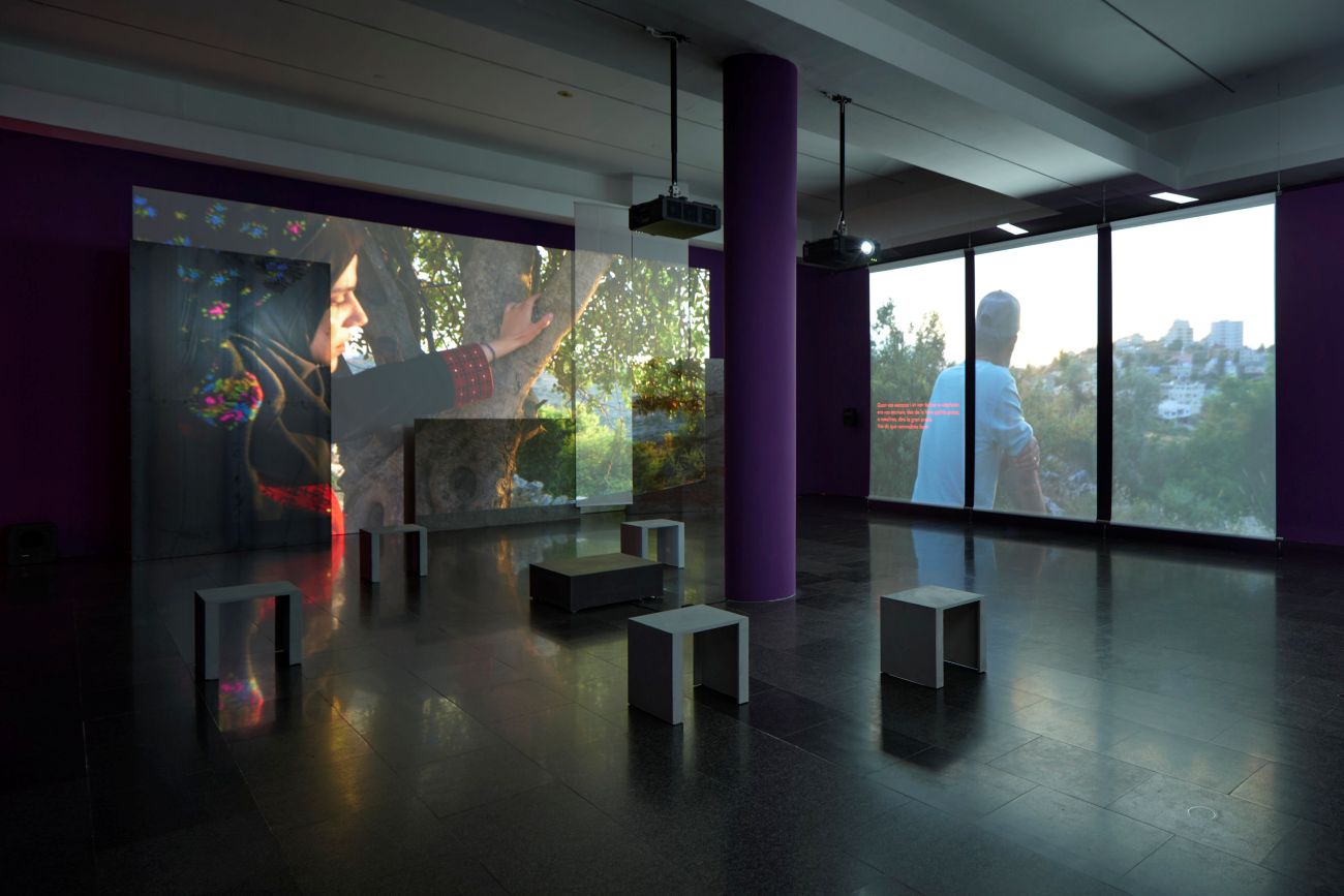 Instal·lació audiovisual de Presoners de l'Amor desplegada a quatre parets.