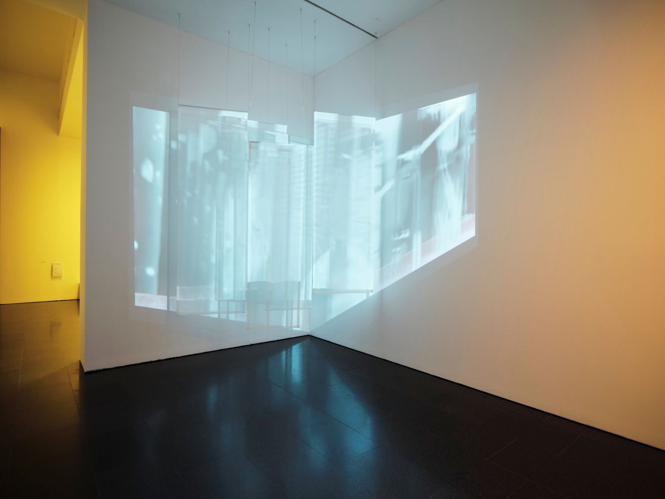 Instal·lació audiovisual Perquè pugui esquinçar un cel sense sol, projectada a la cantonada formada per dos murs de la sala expositiva.