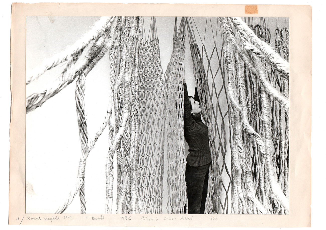 Aurèlia Muñoz dins de l’obra Xarxes vegetals, 1973. Foto: Arxiu Fotogràfic Pau Barceló.